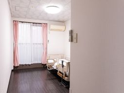 窓とベッドのある居室