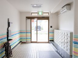 カラフルなエントランス