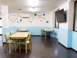 カラフルな壁の多目的室