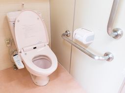 手すり付き洋式トイレ