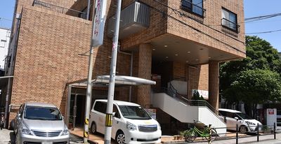 施設正面の建物外観