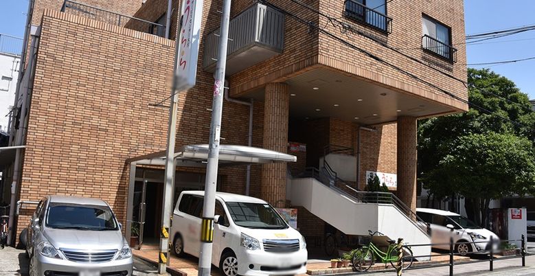 施設正面の建物外観