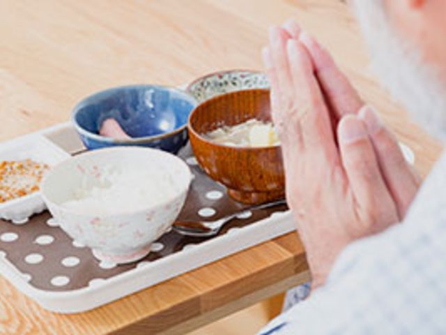 食事を楽しむ様子 食堂 おいしい食事を楽しむ時間は、和やかで温かいひとときです。お互いの交流も深まります。