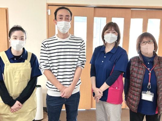 スタッフが並ぶ廊下  