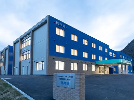 青い外観の建物外観  