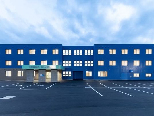 青い建物の外観  