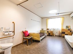 明るい居室の内装