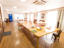 明るい食堂の様子