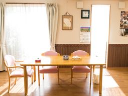 明るい食堂のテーブルセット