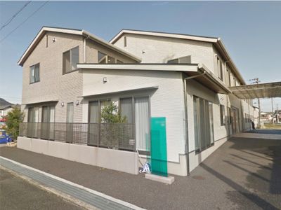 明るく清潔な外観の建物