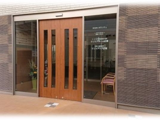 木製ドアのエントランス  