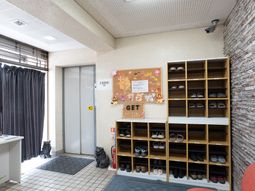 玄関の靴棚と掲示物