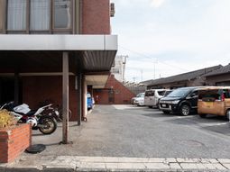 施設の外観と駐車場