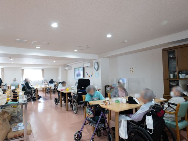 広々とした食堂の一角 食堂 ゆったりとした空間で食事をとる利用者様がいます。明るく清潔なこの場所は、交流の場としても機能しています。