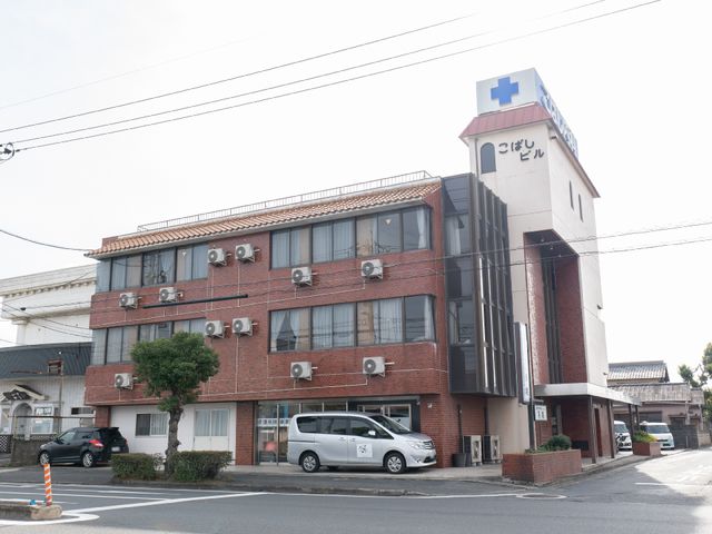 多階層の建物外観 外観 地域に根ざした建物として、周囲の環境に調和しつつ機能性を備えた構えです。働きやすい環境が整っています。