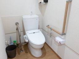 手すり付き清潔なトイレ