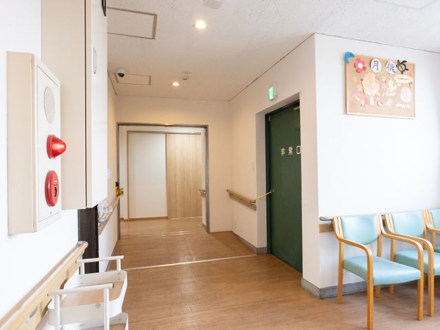 廊下の明るい空間 廊下 清潔で広々とした廊下は、移動もラクラクです。円滑な日々の活動を支える環境が整っています。