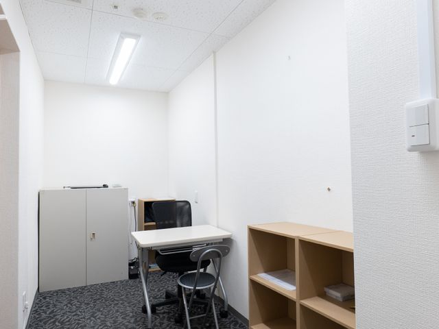 シンプルな居室の一角 相談室 こぢんまりとして機能的な居室です。デスクと収納が整い、快適な私空間を保てます。
