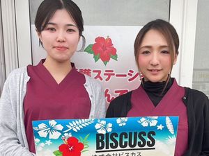 スタッフ2人のポーズ  