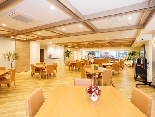 広々とした明るい食堂