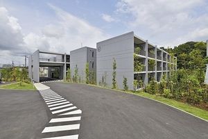 新緑に囲まれた外観
