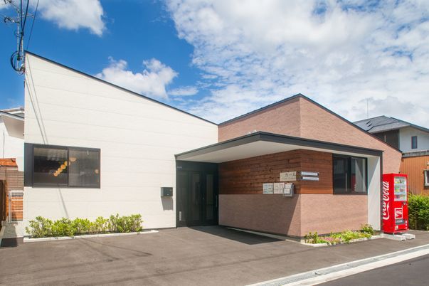 明るく清潔な建物外観