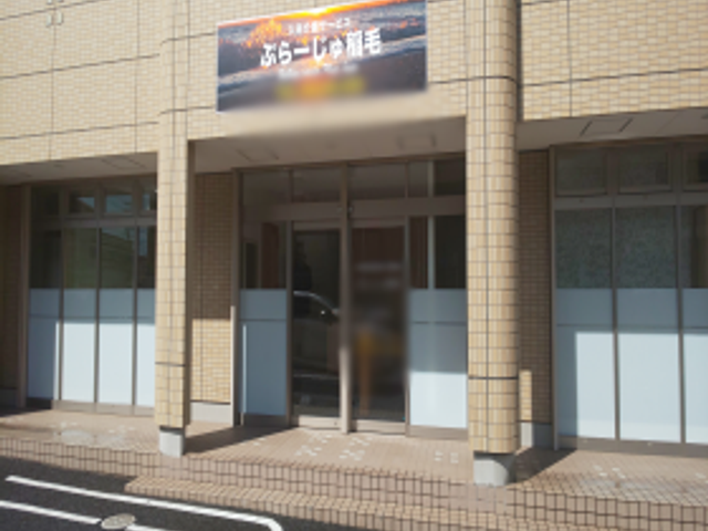 玄関の建物外観 外観 広々とした入口が特徴です。明るく開放的な印象のある建物です。