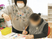塗り絵を楽しむ女性とスタッフ