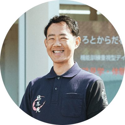 優しい笑みのスタッフ