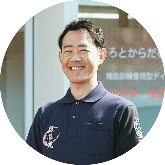 優しい笑みのスタッフ