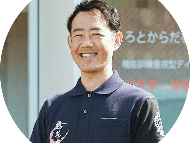 優しい笑みのスタッフ スタッフイメージ スタッフが親しみやすい笑顔で、新しい職場環境への期待感を高めます。