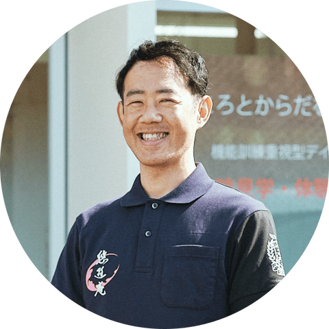 優しい笑みのスタッフ