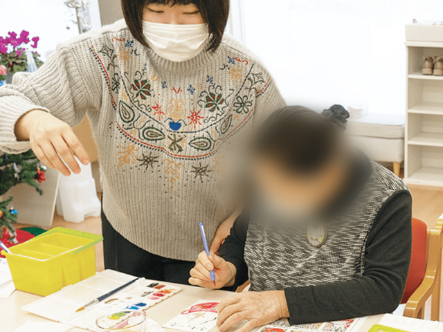 絵を学ぶ風景 多目的室 明るい多目的室で、楽しく絵を学ぶ時間を共有しています。温かな雰囲気の中で、学びを深められます。