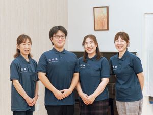 笑顔のスタッフが並ぶスタッフイメージ  