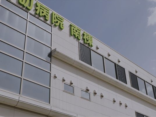 病院名が見える外観  