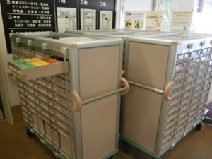 書類保管棚が並ぶ廊下  