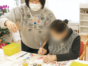 共に絵を描く様子の室内