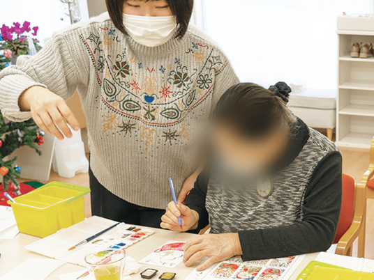 共に絵を描く様子の室内