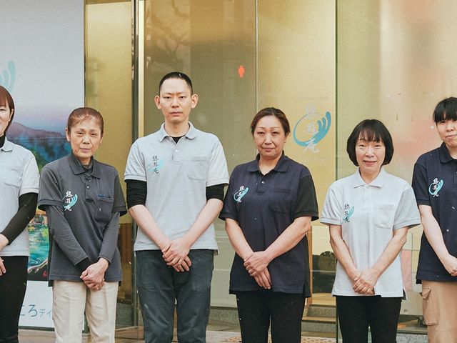 スタッフの姿勢を示す外観 外観 和やかな雰囲気のスタッフがあなたをお待ちしています。一緒に明るい職場で働きませんか。
