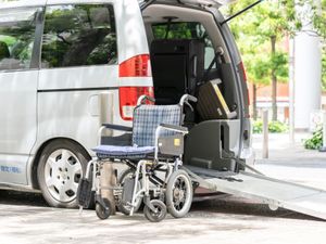 車椅子対応の送迎車  