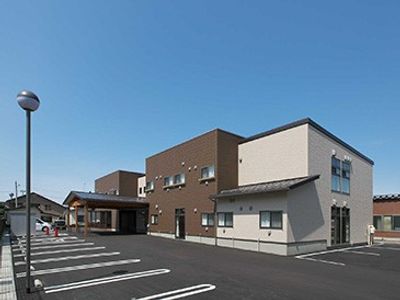 駐車場のある建物外観