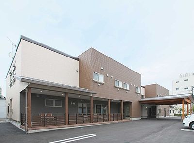 明るく広い建物の外観