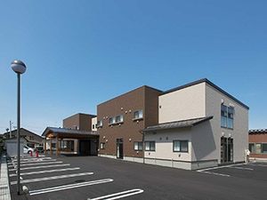 広い駐車場付き建物