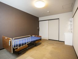 落ち着いた色調の居室