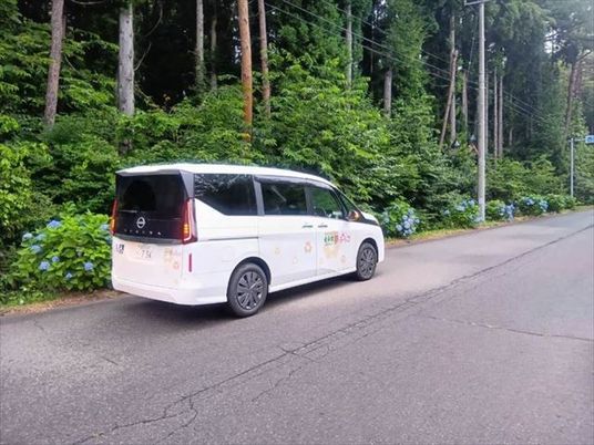 送迎車と緑の道路外観  