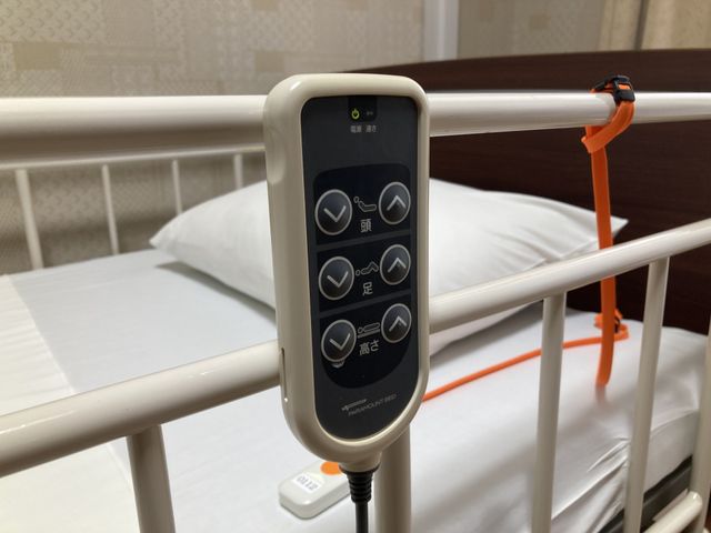 電動ベッドの操作パネル 居室 操作しやすいベッドのパネルがあります。直感的なデザインで高齢者でも安心して使えます。