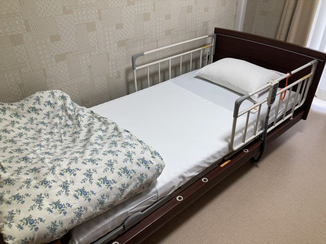 ベッドのある居室 居室 シンプルなデザインの居室で、快適な就寝スペースが確保されています。介護用ベッドが設置されています。