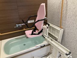 安全な入浴補助装置