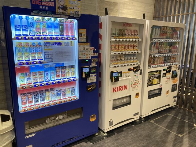 自動販売機のエリア エントランス 多くの種類の飲み物が並ぶ自動販売機が設置されており、選択肢が豊富です。