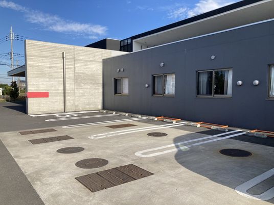 広々とした駐車場